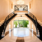 las escaleras de una villa para bodas y eventos