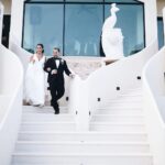 una pareja en una villa para eventos