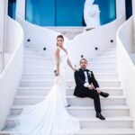 los novios posando